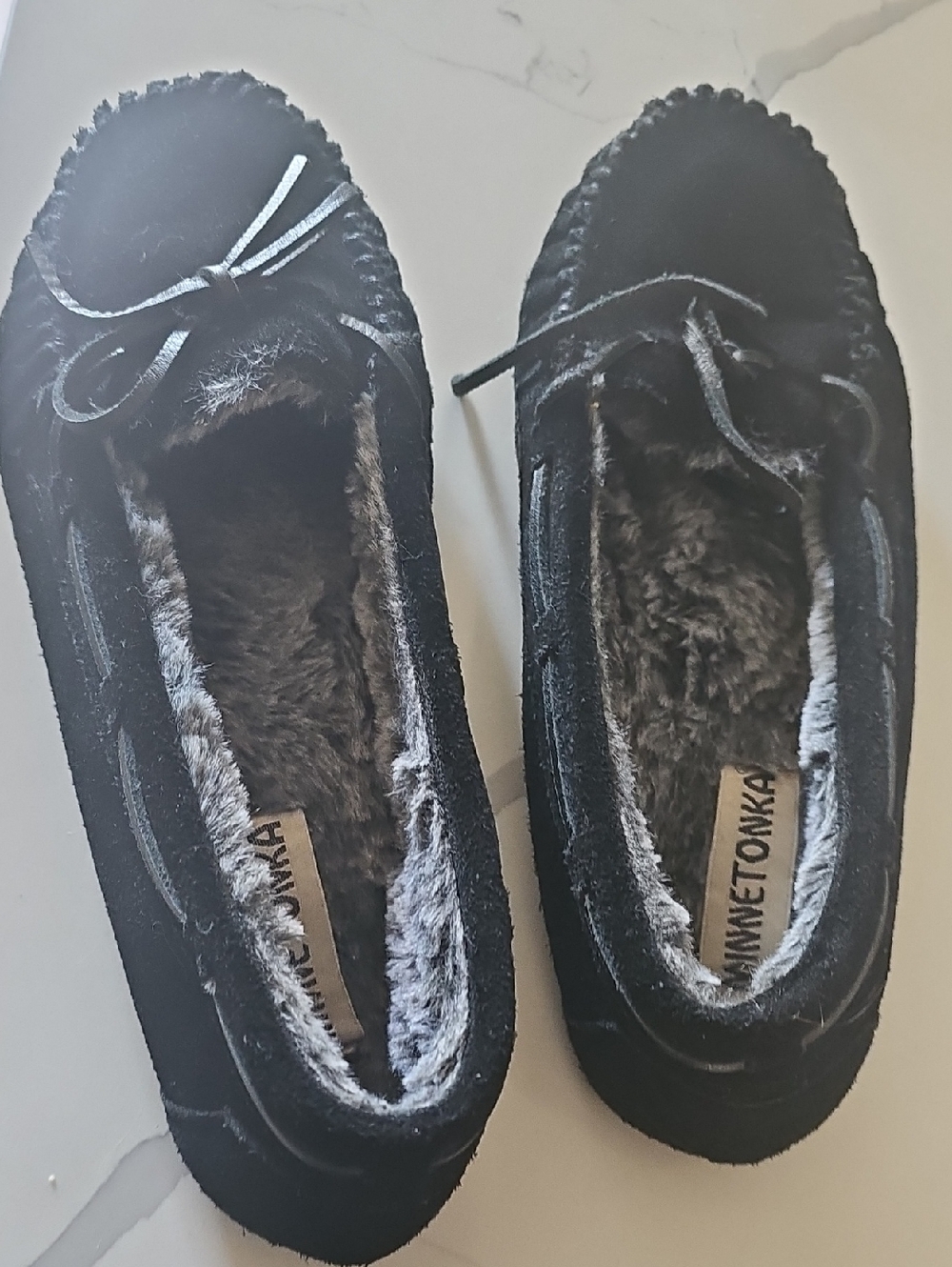 Minnetonka Women's Black Faux-Fur Lined Moccasins